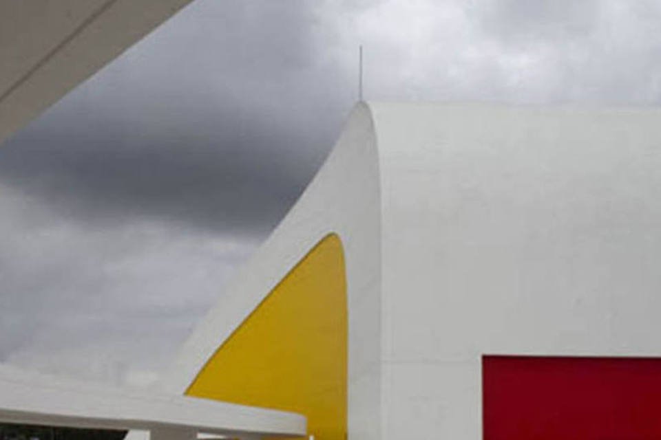 Niemeyer condena fechamento de centro cultural na Espanha