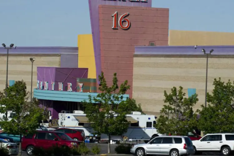 
	O cinema de Aurora, no Colorado, onde ocorreu o tiroteio: v&aacute;rios oficiais tiveram que conter as l&aacute;grimas durante a audi&ecirc;ncia sobre o massacre em Aurora.
 (Don Emmert/AFP)