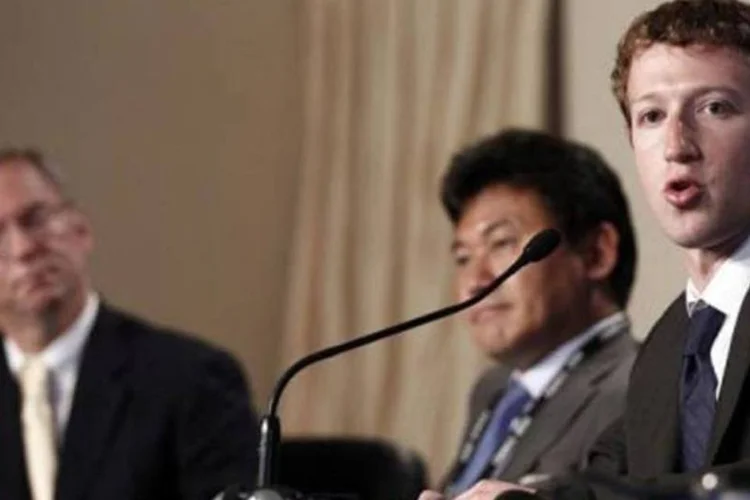 Mark Zuckerberg, de terno, em entrevista coletiva com os CEOs da Google (e) e Rakuten (Thomas Coex/AFP)