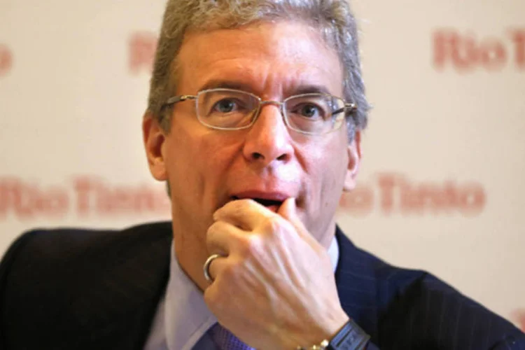 
	Tom Albanese em confer&ecirc;ncia de imprensa: CEO havia sobrevivido at&eacute; agora &agrave;s consequ&ecirc;ncias da desastrosa aquisi&ccedil;&atilde;o da Alcan por US$ 38 bilh&otilde;es em 2007
 (Tim Wimborne/Reuters)