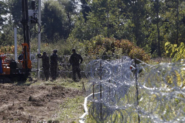 
	Cerca constru&iacute;da na fronteira da Hungria com a Cro&aacute;cia: segundo porta-voz, apenas 41 migrantes entraram &quot;ilegalmente&quot; no domingo na Hungria
 (Reuters / Bernadett Szabo)