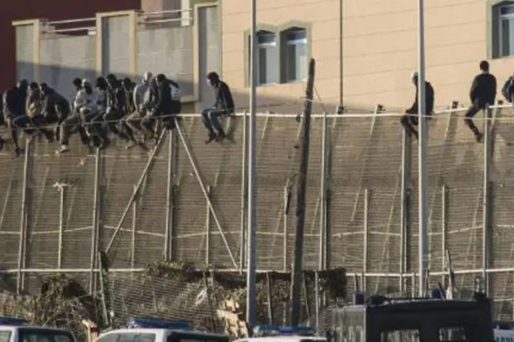 Imigrantes na cerca de Melilla, na Espanha: total de 102 imigrantes conseguiram passar a Melilla e estão sendo atendidos no Centro de Estadia Temporária de Imigrantes (Blasco de Avellaneda/AFP)