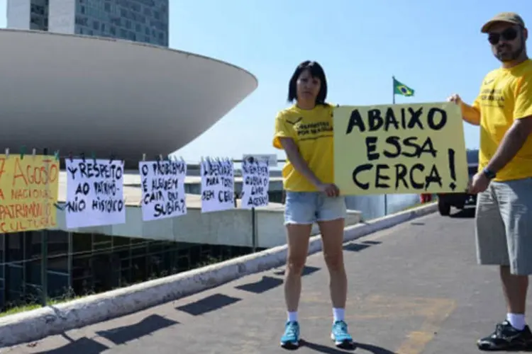 Brasília: os arquitetos Leiliane Rebouças e Cristiano Nascimento protestam contra cerca (Fabio Rodrigues Pozzebom/ABr)
