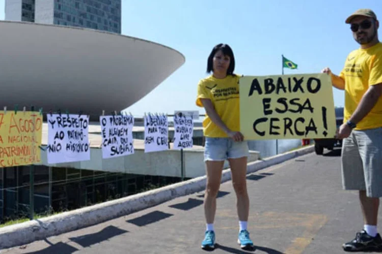 Brasília: os arquitetos Leiliane Rebouças e Cristiano Nascimento protestam contra cerca (Fabio Rodrigues Pozzebom/ABr)