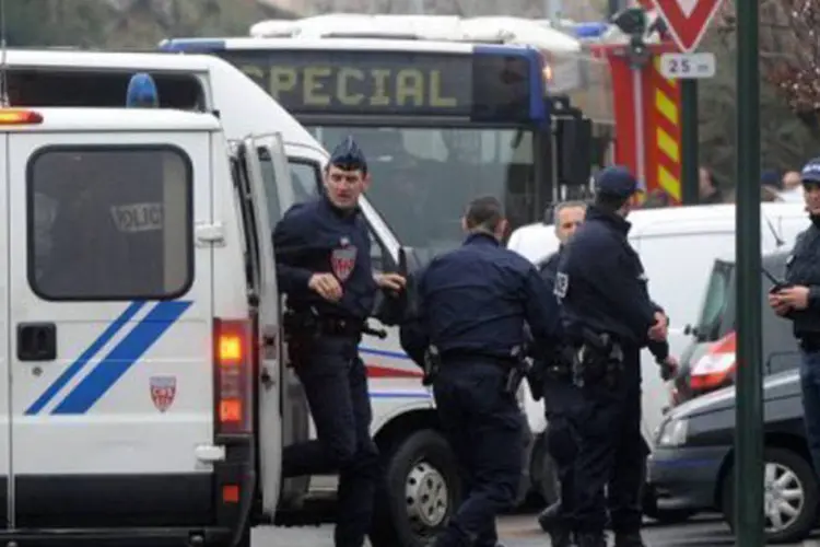 Cerco policial em Toulouse já dura mais de 30 horas: mais cedo foram ouvidas três fortes explosões perto do edifício (Eric Cabanis/AFP)