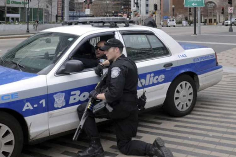 
	Policiais buscam suspeitos de participa&ccedil;&atilde;o no atentado da Maratona de Boston:&nbsp;a imprensa informou que o mais velho dos irm&atilde;os, Tamerlan, morreu em um enfrentamento com a pol&iacute;cia, enquanto Dzhojar fugiu e &eacute; procurado.
 (REUTERS/Neal Hamberg)