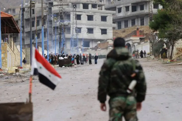
	S&iacute;ria: os grupos rebeldes continuam conversando e devem decidir se ir&atilde;o dar apoio &agrave;s conversas de paz
 (Louai Beshara / AFP)