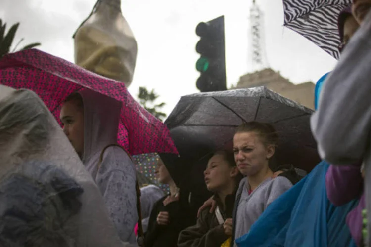 Estátua do Oscar é vista no tapete vermelho, durante as preparações para a cerimônia em Hollywood (Adrees Latif/Reuters)