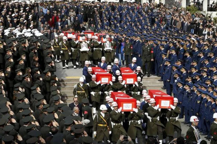 
	Cerim&ocirc;nia em homenagem &agrave;s vitimas: o ataque deixou 37 mortos
 (Reuters)