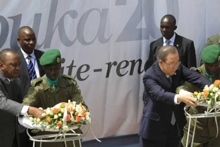 Presidente do Quênia, Uhuru Kenyatta, e o secretário-geral da ONU, Ban Ki-moon, durante a cerimônia que marcou os 20 anos desde que 800.000 pessoas foram massacradas em Ruanda (Noor Khamis/Reuters)