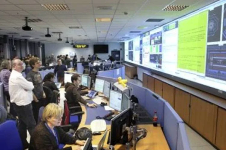 Cientistas do CERN durante experimento: colisões de partículas geraram energia de 7TeV (.)