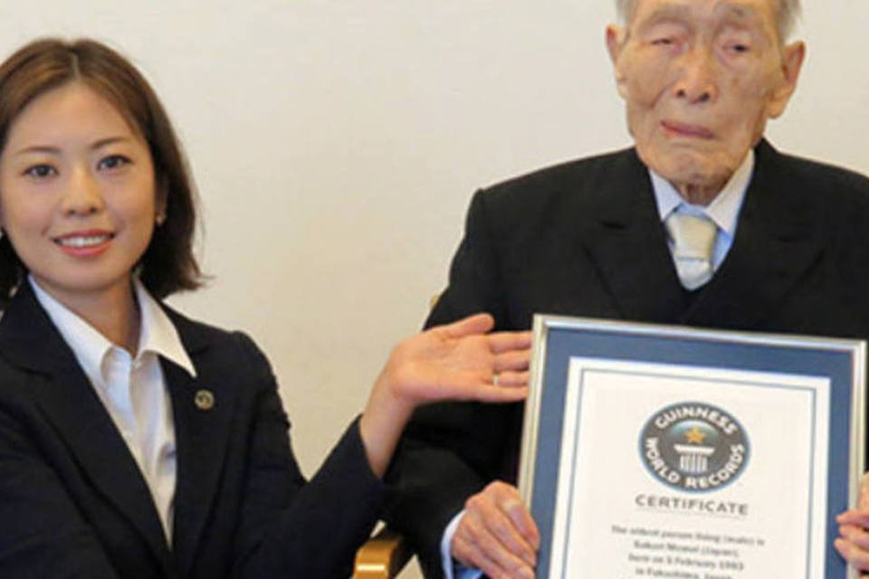 Sakari Momoi, aos 111 anos, recebe certificado de seu recorde de idade (Reprodução/Guinness World Records)