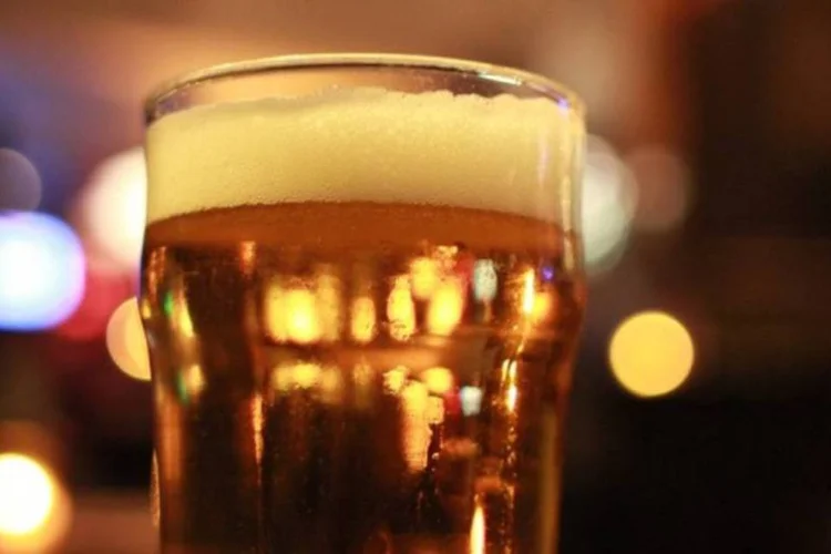 
	H&aacute;bito de beber cerveja &eacute; mais comum entre pessoas acima de 50 anos, segundo levantamento
 (HeadCRasher/Creative Commons)