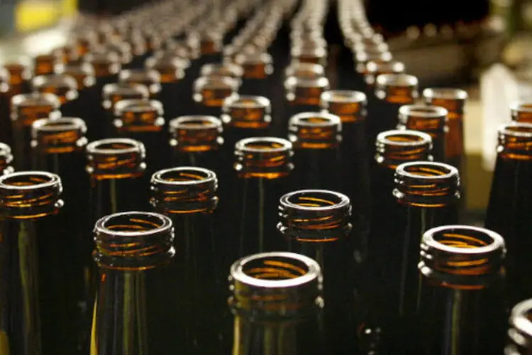 
	Garrafas de cerveja: a Ambev, que tem sede em S&atilde;o Paulo, est&aacute; fazendo o ajuste fino nas opera&ccedil;&otilde;es em meio a uma queda projetada de 4 por cento na venda de bebidas neste ano
 (Mike Fuentes/Bloomberg)