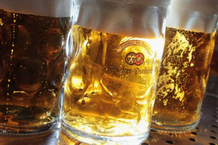 
	Copos de cerveja: o estudo tamb&eacute;m descobriu que a humulona alivia a inflama&ccedil;&atilde;o causada pela infec&ccedil;&atilde;o do v&iacute;rus
 (Getty Images)
