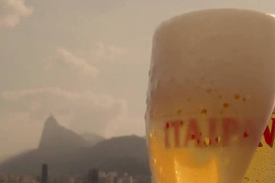 Copo de cerveja Itaipava aparece em trecho de comercial da marca que homenageia o Rio de Janeiro (Reprodução)