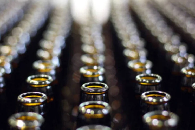 
	A Ambev S.A emitir&aacute; 5.967.034.980 novas a&ccedil;&otilde;es ordin&aacute;rias, nominativas e sem valor nominal, passando seu capital social a ser dividido em 15.659.382.775 a&ccedil;&otilde;es ordin&aacute;rias
 (John Moore/Getty Images)