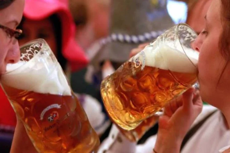 No Brasil o preço médio de venda, em dólares, de meio litro de cerveja é de 1,70 dólar enquanto a média mundial é de 1,55 dólar (Getty Images)