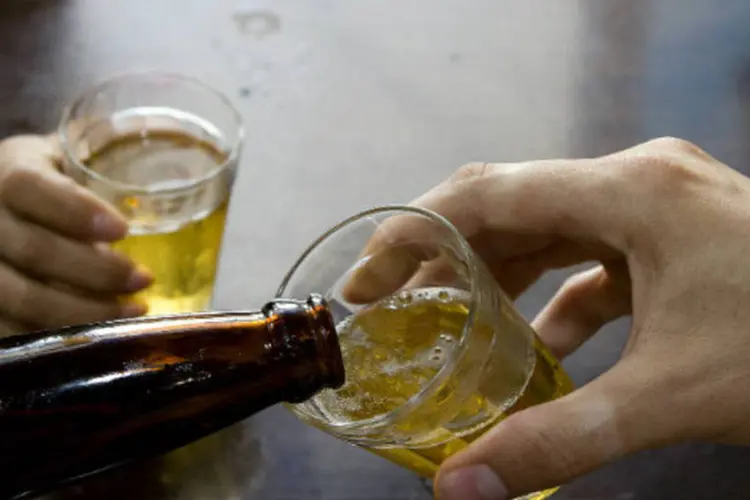 
	A queda estimada de 7,1% nas vendas da ind&uacute;stria nacional de cerveja no primeiro trimestre foi mais do que esperada pela Ambev
 (Marcos Santos/USP Imagens)