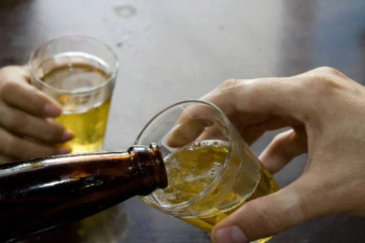 
	A queda estimada de 7,1% nas vendas da ind&uacute;stria nacional de cerveja no primeiro trimestre foi mais do que esperada pela Ambev
 (Marcos Santos/USP Imagens)