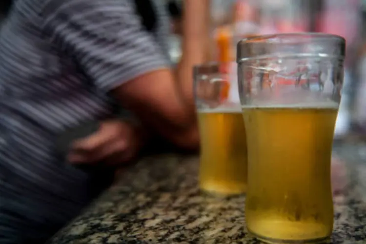 
	Balc&atilde;o de bar com copos de cerveja: essas demiss&otilde;es devem ocorrer, segundo ele, se for mantida a alta no imposto para produtos como cerveja, refrigerantes e outras bebidas frias
 (Marcelo Camargo/ABr)
