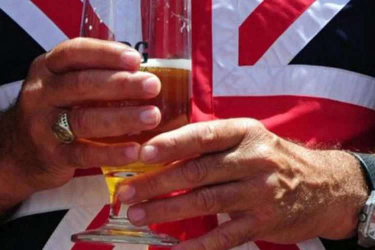 A medida afetará sobretudo a cerveja, a sidra e os licores vendidos a preços promocionais
 (Mustafa Ozer/AFP)