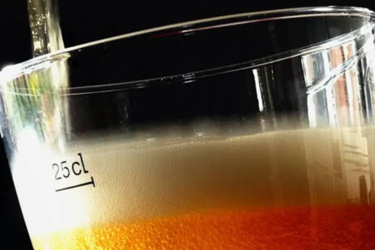 
	Copo com cerveja: as bebidas s&oacute; poder&atilde;o ser vendidas nos bares do est&aacute;dio
 (Philippe Huguen/AFP)