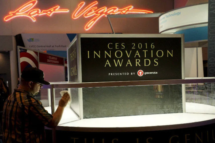 
	Trabalhador limpa placa da Consumer Electronics Show, em Las Vegas
 (Rick Wilking/Reuters)
