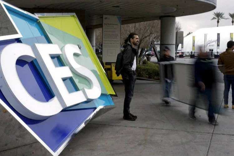 
	Trabalhadores passam em frente &agrave; placa do evento Consumer Electronics Show, em Las Vegas
 (Rick Wilking/Reuters)