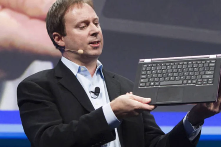 
	Kirk Skaugen, vice-presidente de PC da Intel, transforma um Lenovo Yoga Ultrabook em um tablet na CES 2013
 (Steve Marcus/Reuters)