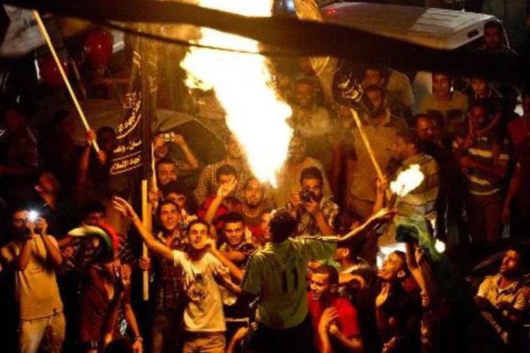 Palestinos celebram o cessar-fogo entre Israel e Hamas na cidade de Gaza (Roberto Schmidt/AFP)