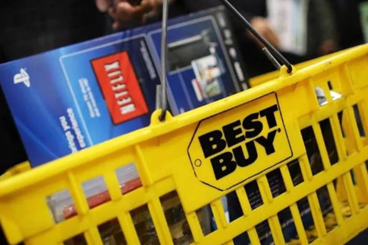 
	Em bases ajustadas, o preju&iacute;zo da Best Buy foi reduzido e a receita superou as expectativas
 (Getty Images)
