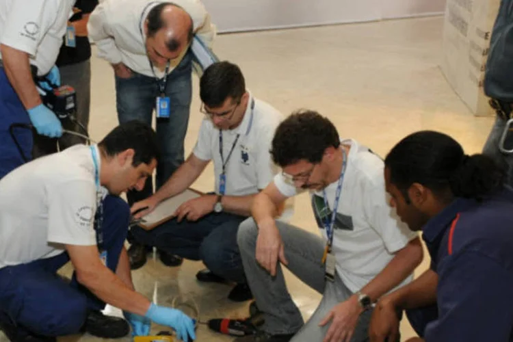 Técnicos da Cetesb medem quantidade de gás para determinar risco de explosão (Divulgação/Cetesb)