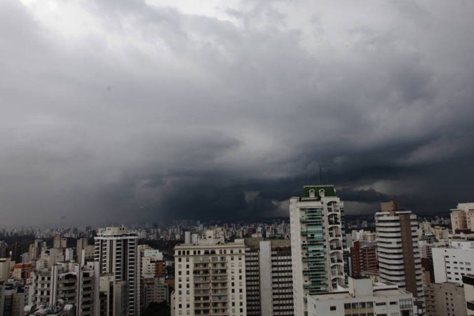Chuva paralisa trem e coloca metade de SP em atenção