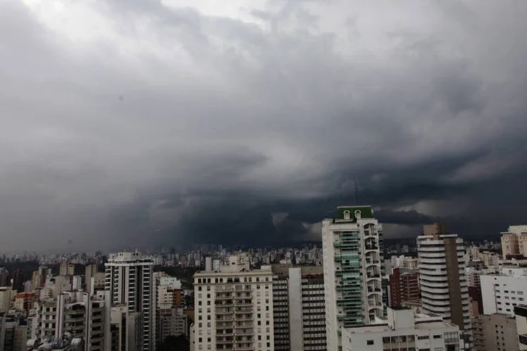 
	C&eacute;u carregado de nuvens em S&atilde;o Paulo: chuvas persistem at&eacute; amanh&atilde;
 (Oswaldo Corneti/Fotos Públicas)