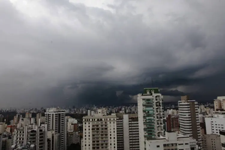 Céu carregado de nuvens, visto do alto de um prédio na região da avenida Paulista, nesta segunda (Oswaldo Corneti/Fotos Públicas)