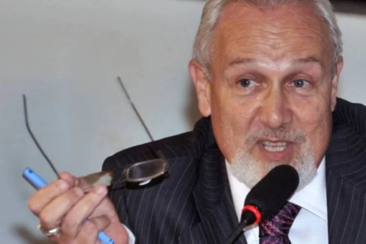 
	&quot;N&atilde;o &eacute; obriga&ccedil;&atilde;o direta contratual nossa (do governo federal), mas &eacute; sempre bom voc&ecirc;s (jornalistas) terem boa cobertura&quot;, disse Cezar Alvarez
 (José Cruz/AGÊNCIA BRASIL)