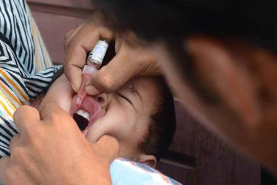 Paquistão vai vacinar viajantes contra pólio