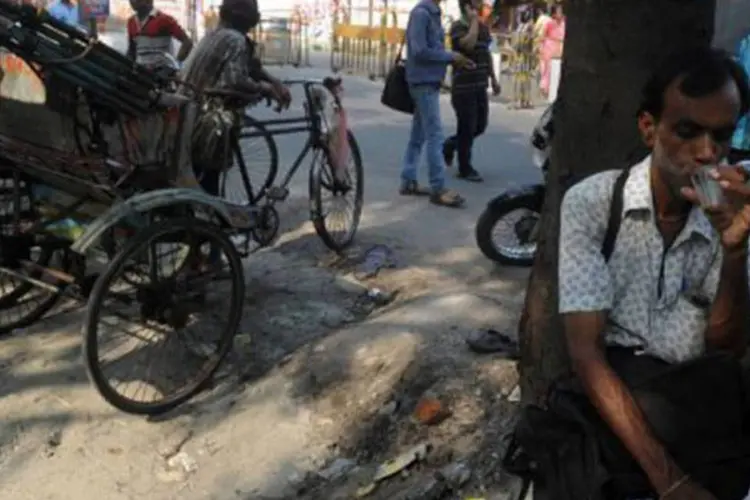 Indiano bebe chá em rua de Siliguri: o país desejava um avanço de 10% para retirar da pobreza milhões de indianos
 (Diptendu Dutta/AFP)