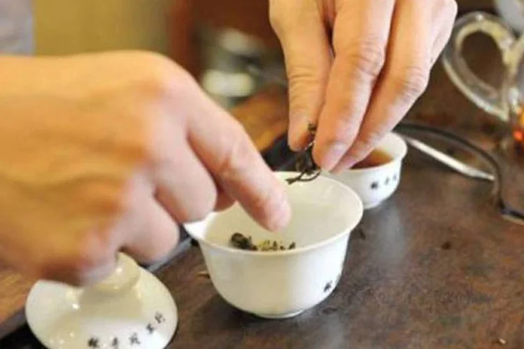 Preparo do chá de luxo, o pu erh, na loja de Sam Lam, em Hong Kong (Laurent Fievet/AFP)