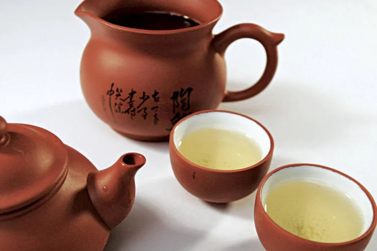 Bules e xícaras de chá verde (Stock Xchng)