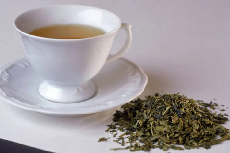 
	Ch&aacute; verde: Walkowiak ressaltou que o alto consumo de ch&aacute; verde feito pelos praticantes do estudo, equivalente a v&aacute;rias x&iacute;caras, n&atilde;o corresponde ao consumo padr&atilde;o di&aacute;rio
 (Marcelo Zocchio / Veja)