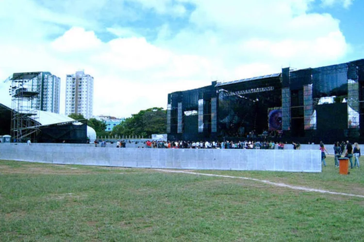 Palco sendo montado na Chácara do Jockey, para a preparação do festival About Us (Thiago Carrapatoso/Flickr/Creative Commons)