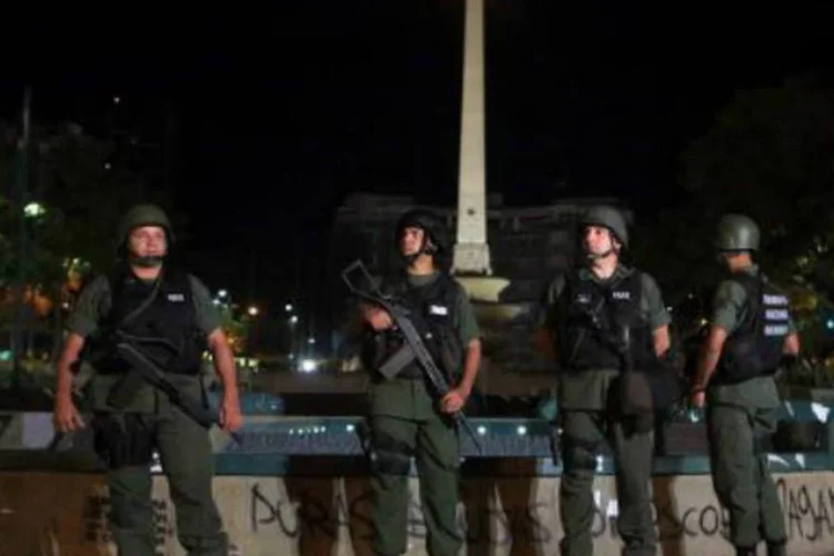
	Guarda Nacional da Venezuela &eacute; vista na pra&ccedil;a Altamira: Ministros garantiram que entregavam &quot;a pra&ccedil;a como territ&oacute;rio de paz&quot;
 (Presidência da República/AFP)