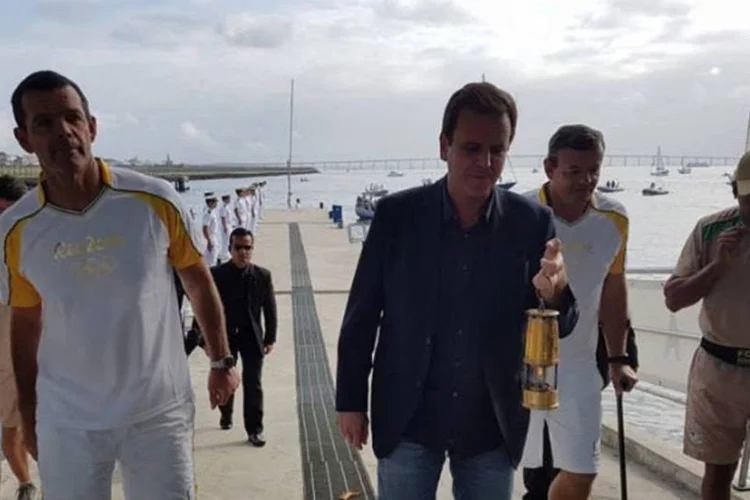 
	Chama: a chama teve o prefeito Eduardo Paes como primeiro condutor do revezamento pelas ruas da cidade
 (Reprodução / Twitter @Rio2016)
