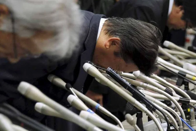 
	Presidente da Mitsubishi, Tetsuro Aikawa, pede perd&atilde;o: montadora modificou testes de desempenho
 (Toru Hanai/Reuters)