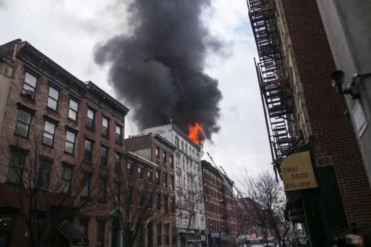
	Chamas em pr&eacute;dio no East Village, em Nova York: a explos&atilde;o aparentemente foi provocada por conta de g&aacute;s
 (REUTERS/Ben Hider)