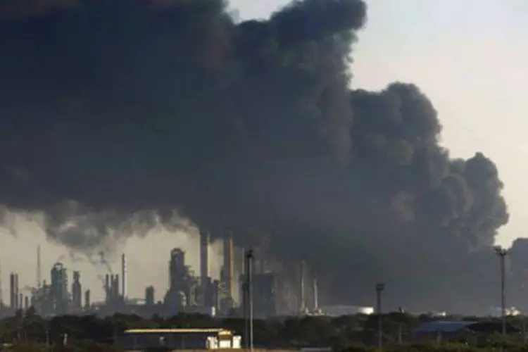 As chamas, de mais de 50 metros de altura, podem ser vistas a vários quilômetros de distância
 (Leo Ramirez/AFP)