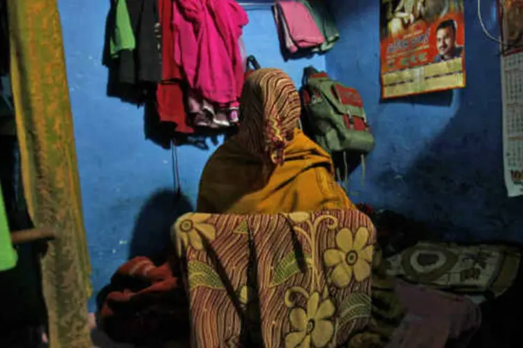 Champa Devi, mãe de um dos acusados do estupro de estudante, em sua casa na favela de Ravidas
