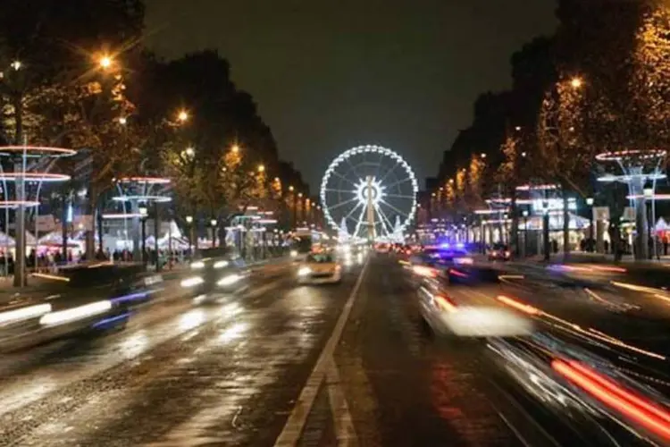 Champs-Élysées iluminada para o fim de ano (Getty Images)